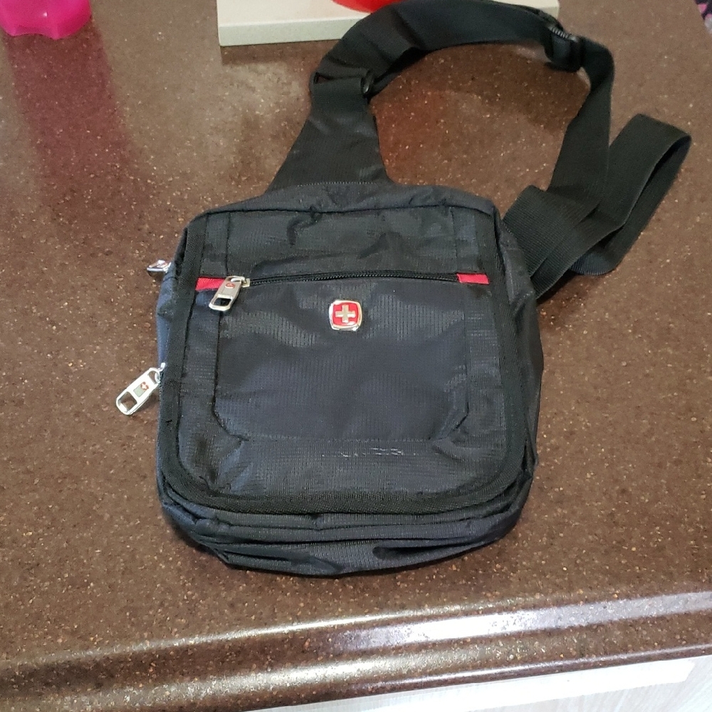 Swiss GEAR Crossbody Bag. Black.